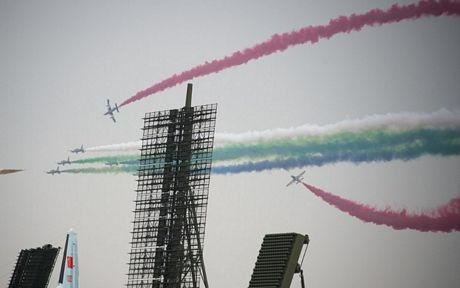 Một máy bay Su-27 của đội nhào lộn Knigths của không quân Nga trình diễn nhả pháo sáng đẹp mắt.