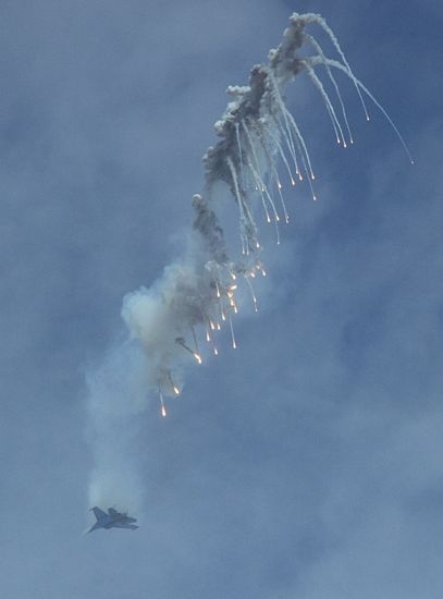 Một máy bay Su-27 của đội nhào lộn Knigths của không quân Nga trình diễn nhả pháo sáng đẹp mắt.