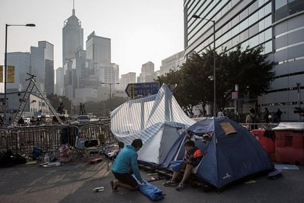 Trước khi lực lượng an ninh có mặt để giải tỏa địa điểm, một số người biểu tình đã thu dọn lều bạt.