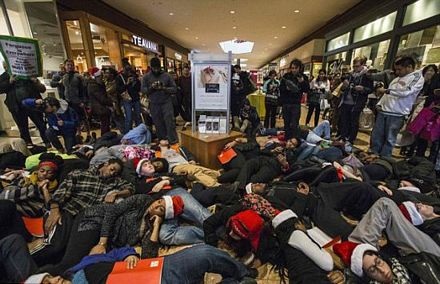 Người biểu tình vụ Ferguson tẩy chay "Ngày thứ Sáu Đen", 15 người bị bắt - 1 Người biểu tình nằm giả chết tại một trung tâm mua sắm.