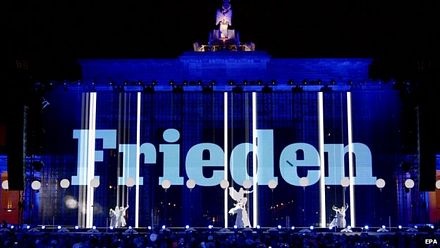 Thông điệp Hòa bình (Frieden) được thắp sáng tại Cổng Brandenburg.