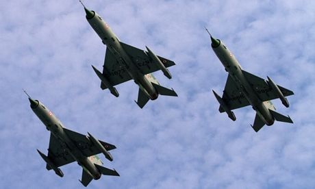 3 chiếc MiG-21 của không quân Ấn Độ bay trên một căn cứ ở Tezpur.