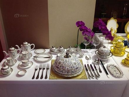 Bộ đồ dùng dành cho bàn tiệc của các bộ trưởng, với 63 dụng cụ màu bạc.