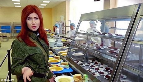 Chapman đứng trên một chiếc xe tăng T80.