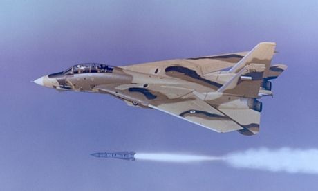 3 chiếc MiG-21 của không quân Ấn Độ bay trên một căn cứ ở Tezpur.