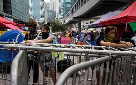 Người biểu tình ngủ trên đường phố giữa ban ngày.