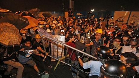 Lãnh đạo Hồng Kông dọa mạnh tay hơn nữa với người biểu tình - 3 Cảnh sát dùng dui cui với người biểu tình vào tối ngày 30/11.