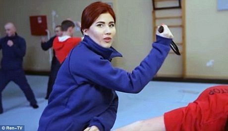 Chapman thể hiện các kỹ thuật mà cô được huấn luyện tại đơn vị.