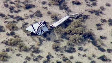 Tàu vũ trụ phát nổ trên sa mạc Mỹ, 1 phi công thiệt mạng - 1 Mảnh vỡ của SpaceShipTwo trên sa mạc California.