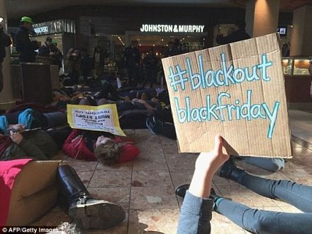 Người biểu tình vụ Ferguson tẩy chay "Ngày thứ Sáu Đen", 15 người bị bắt - 3 Một người biểu tình giơ khẩu hiệu tẩy chay Ngày thứ Sáu Đen.