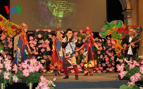 Bế mạc Năm Việt Nam tại Pháp - 4 Ca sỹ Tùng Dương đã trình bày các bài hát mang âm hưởng dân gian Việt Nam