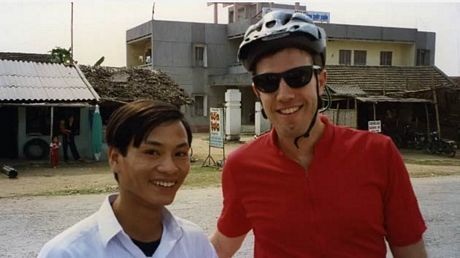 Osius đã đạp xe từ Bắc vào Nam, qua Huế, Đà Nẵng, Hội An và Nha Trang.