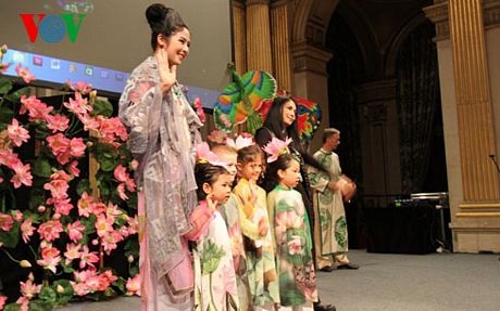Bế mạc Năm Việt Nam tại Pháp - 5 Ca sỹ Tùng Dương đã trình bày các bài hát mang âm hưởng dân gian Việt Nam