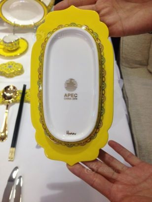 Trên bàn tiệc dành cho các nguyên thủ, mỗi bộ đồ dùng gồm 68 chiếc.