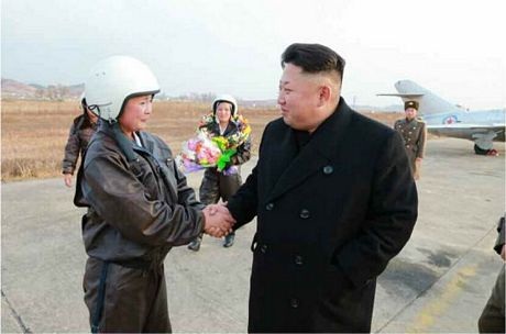 Ông Kim Jong-un bắt tay và trò chuyện với một nữ phi công.
