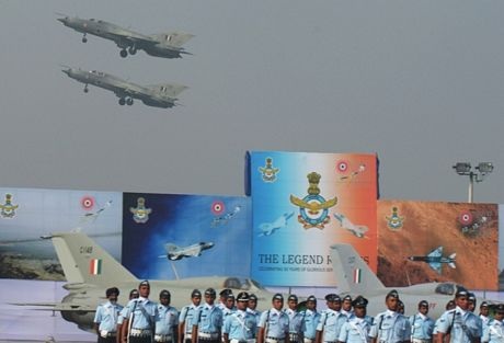 3 chiếc MiG-21 của không quân Ấn Độ bay trên một căn cứ ở Tezpur.