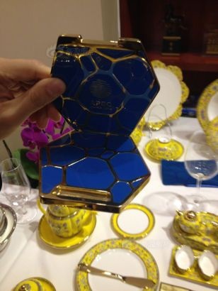 Các đồ dùng cũng được gắn biểu tượng APEC.