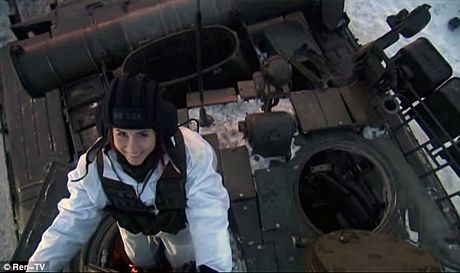 Chapman đứng trên một chiếc xe tăng T80.