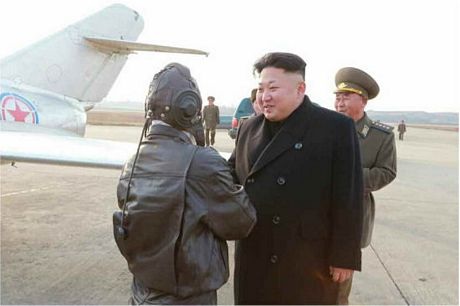 Ông Kim Jong-un thậm chí còn cầm máy ảnh chụp ảnh cho các nữ phi công.