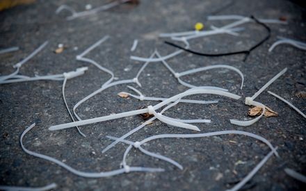 Những chiếc dây buộc vương vãi trên đường phố sau khi hàng rào chướng ngại vật bị di dời.