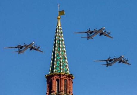 3 chiếc MiG-21 của không quân Ấn Độ bay trên một căn cứ ở Tezpur.