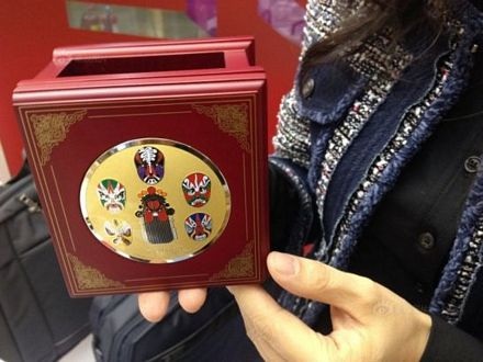 Các tấm lót bát đĩa cùng được thêu rất cầu kỳ.