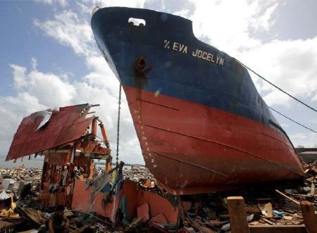 Philippines: Cuộc sống hồi sinh tại nới siêu bão Haiyan đi qua - 9 Một bức ảnh chụp Tacloban từ trên cao hôm 9/11/2013 (trên) và tại cùng vị trí hôm 3/11/2014.