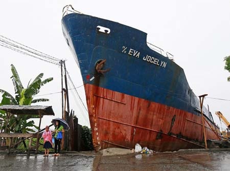 Philippines: Cuộc sống hồi sinh tại nới siêu bão Haiyan đi qua - 10 Một bức ảnh chụp Tacloban từ trên cao hôm 9/11/2013 (trên) và tại cùng vị trí hôm 3/11/2014.