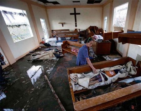 Philippines: Cuộc sống hồi sinh tại nới siêu bão Haiyan đi qua - 7 Một bức ảnh chụp Tacloban từ trên cao hôm 9/11/2013 (trên) và tại cùng vị trí hôm 3/11/2014.