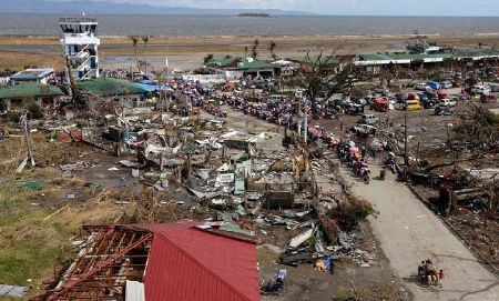 Philippines: Cuộc sống hồi sinh tại nới siêu bão Haiyan đi qua - 11 Quang cảnh sân bay Tacloban bị phá hủy hôm 9/11/2013 và hiện nay