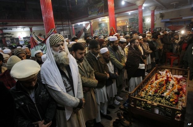 Thế giới lên án vụ thảm sát trường học làm 141 người chết ở Pakistan - 2 Người Pakistan tưởng niệm các nạn nhân của vụ thảm sát.