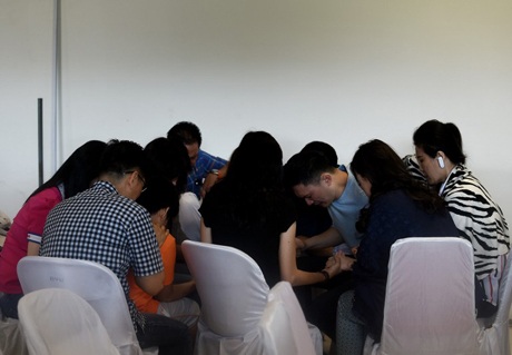 Trước đó, các thân nhân vẫn cầu nguyện và hi vọng về một phép màu.