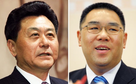 Giám đốc văn phòng liên lạc ở Macao của Bắc Kinh Lý Cương (trái) và Đặc khu trưởng Thôi Thế An.