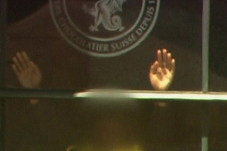 Hiện khoảng 15 con tin vẫn đang bị khống chế trong quán cà phê.