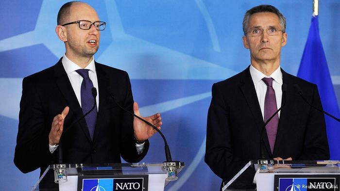 Ukraine cần tổ chức trưng cầu dân ý về vấn đề gia nhập NATO - 1 Thủ tướng Yatsenyuk và Tổng thư ký Jens Stoltenberg (Ảnh DW)