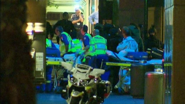 Những con tin cuối cùng ra khỏi quán.