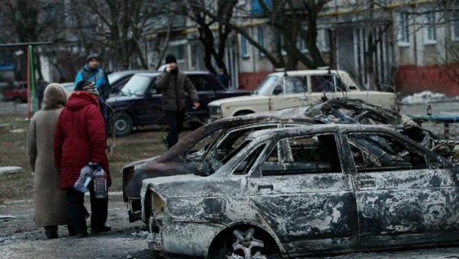 Các phương tiện bị thiêu rụi trong vụ tấn công mới nhất ở Mariupol, miền đông Ukraine. Ảnh: