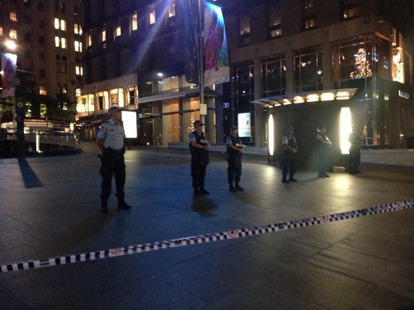 Một người bị thương được đưa ra khỏi hiện trường.