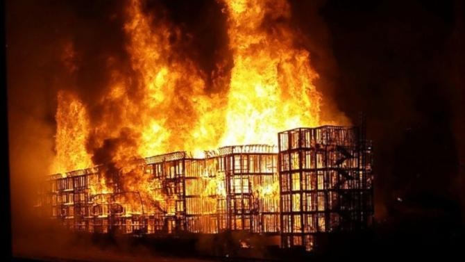 Công trình đang xây dựng bốc cháy tại Los Angeles.