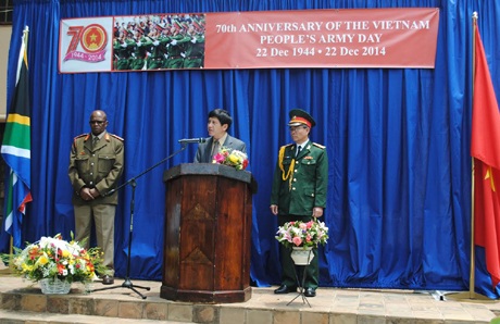 Kỷ niệm 70 năm thành lập Quân đội Nhân dân Việt Nam tại Nam Phi - 1 Đại sứ Việt Nam tại Nam Phi Lê Huy Hoàng phát biểu tại buổi lễ.
