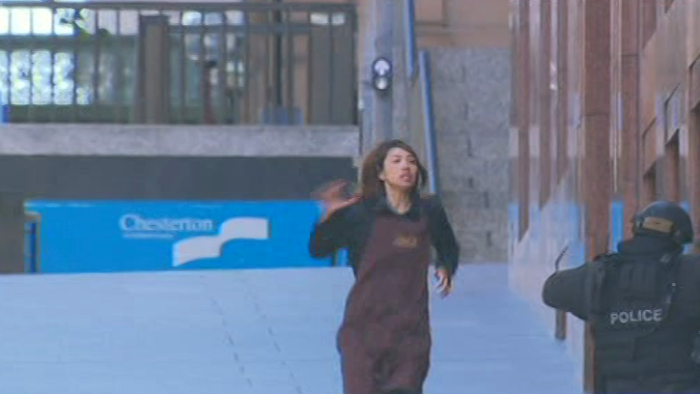 Một con tin may mắn thoát ra ngoài an toàn.