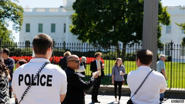 Mỹ cần gia cố hàng rào bảo vệ Nhà Trắng - 1 Các nhân viên thuộc Cơ quan Mật vụ Mỹ bên ngoài Nhà Trắng (Ảnh BBC).