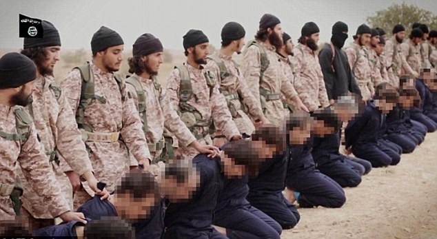 Mổ xẻ đoạn video IS chặt đầu tập thể các binh lính Syria - 1 Hình ảnh trong đoạn video ghi cảnh các phiến quân IS cắt đầu 22 binh sĩ Syria (Nguồn: DM)