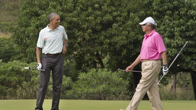 Obama chơi golf với Thủ tướng Malaysia - 1 Tổng thống Obama và Thủ tướng Najib trên sân golf ngày 24/12.