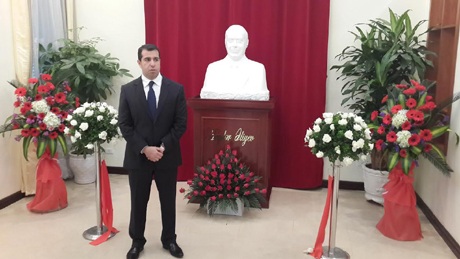 Đại sứ quán Azerbaijan ra mắt bức tượng của lãnh tụ Heydar Aliyev - 1 Đại sứ quán Azerbaijan ra mắt bức tượng của lãnh tụ Heydar Aliyev