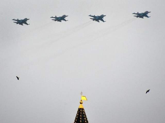 Không quân Nga trang bị 150 máy bay mới cho Bộ tư lệnh Bắc Cực - 1 Các máy bay ném bom-chiến đấu Su-34 của Nga bay qua điện Kremlin hồi tháng 5. (Ảnh AFP)