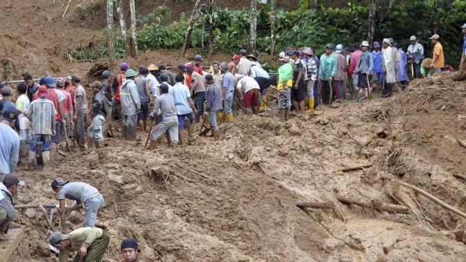 Indonesia: Lở đất chôn vùi hơn 100 người - 1 Lực lượng cứu hộ tại hiện trường vụ lở đất.