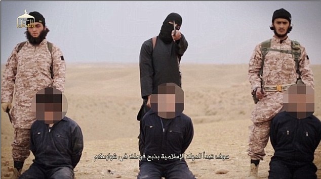 Mổ xẻ đoạn video IS chặt đầu tập thể các binh lính Syria - 2 Johadi John cùng các đao phủ của IS thực hiện vụ hành quyết nhà báo Mỹ (Nguồn: DM)