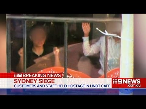 Các con tin bị ép thay phiên nhau đứng chắn cửa sổ.