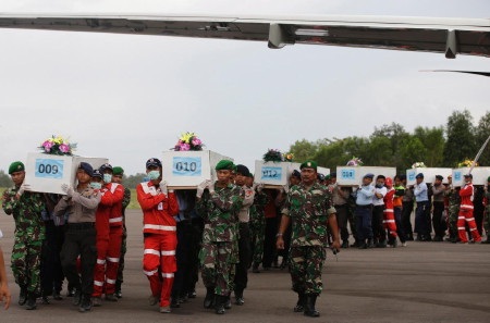 Nạn nhận vụ máy bay AirAsia rơi được đền bù 24.000 USD - 1 Thi thể nhiều nạn nhân vụ máy bay AirAsia rơi đã được tìm thấy (Ảnh: